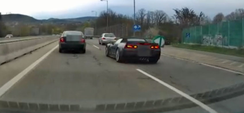 Az M7-est nézte versenyszimulációnak egy Chevrolet Corvette – videó