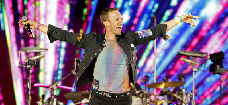 Videón, ahogy Chris Martin belezuhan egy lyukba a Coldplay koncertjén