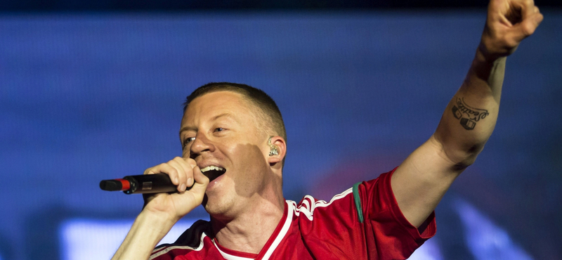 Frontális ütközést úszott meg Macklemore