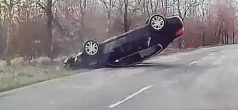 Fának csapódott és hatalmasat borult egy kocsi Gyulaházánál – videó