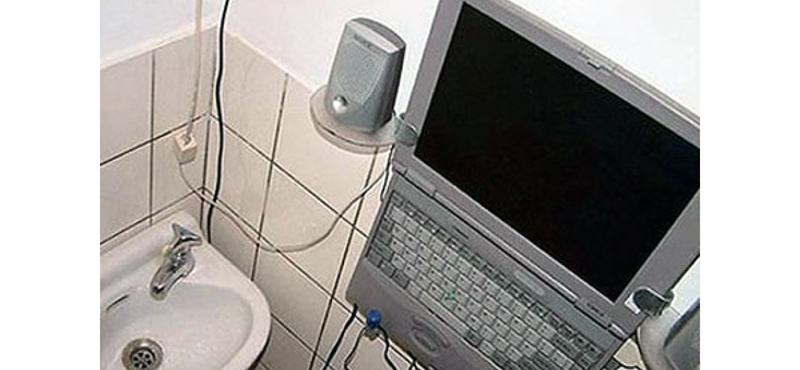 A nap kütyüje – laptop a WC-ben