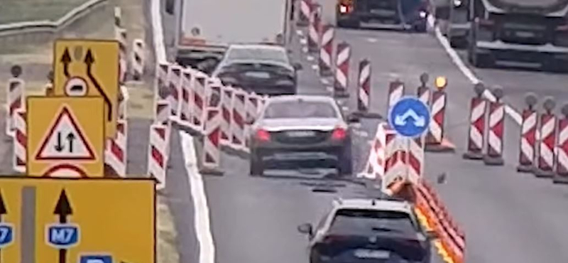 Egyenesen belehajtott a táblaerdőbe a Maybach sofőrje az M7-esen – videó