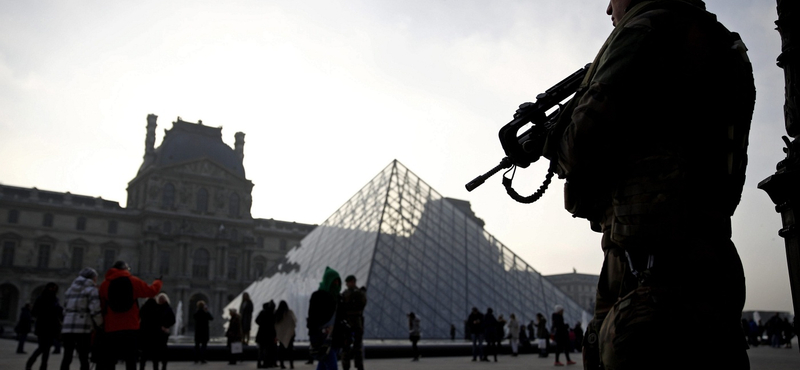 Gyanús táska miatt kiürítették a párizsi Louvre udvarát