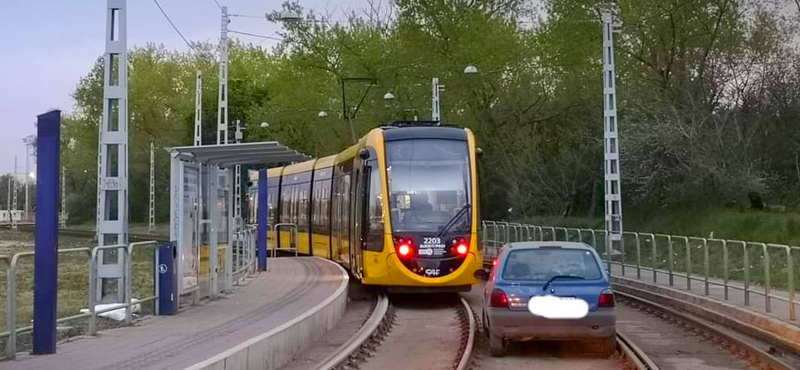 Ismét a villamossínek között vesztegelt egy autó Budapesten