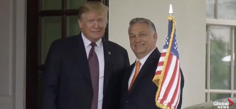 Videón, ahogy Orbán széles mosollyal kezet fog Trumppal