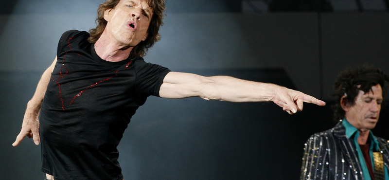 A 77 éves Mick Jagger a rózsáit metszi