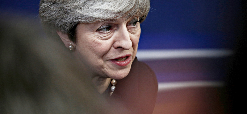 Brexit: órákon belül megbuktathatják párttársai Theresa May-t