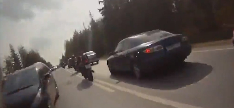 Durva ütközést rögzített egy motoros sisakkamerája - videó