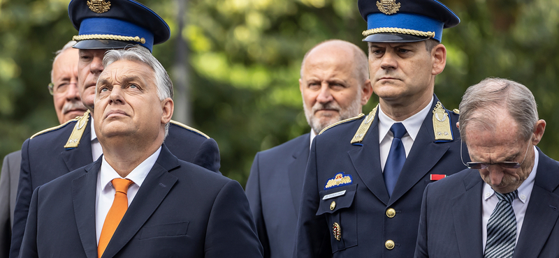 Majdnem igazi korona, egészen igazi lovak és egy miniszterelnök - képeink az idei tisztavatásról