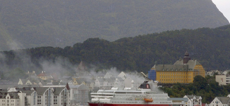 Fotó: kigyulladt egy tengerjáró hajó Norvégiában