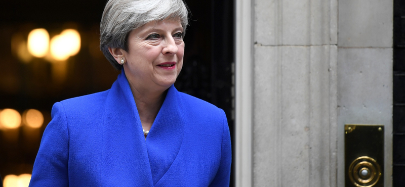 Theresa May proseccoval és csokival próbálja leszerelni pártjának kritikusait