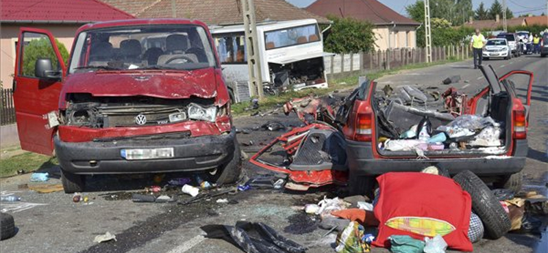 Durva fotók a győrteleki karambolról