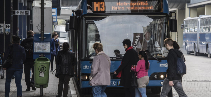 Nem kötelesek maszkot viselni a buszsofőrök, ingyen utazhatnak a szociális dolgozók