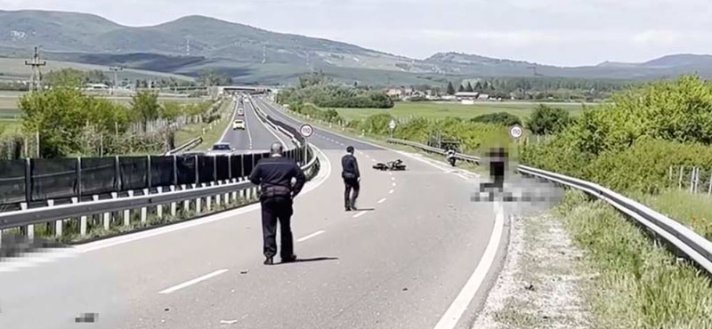 Szalagkorlátnak csapódott és meghalt egy motoros a 21-es főúton