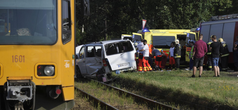 Villamos és kisbusz ütközött a Maglódi úton, kilenc sérült