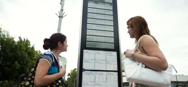 Fotók: kijelzők mutatják Tatabányán, mikor jön a busz