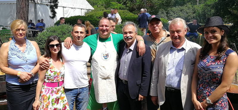 Németh Szilárd pörköltjének örülhetnek a kötcsei piknik résztvevői