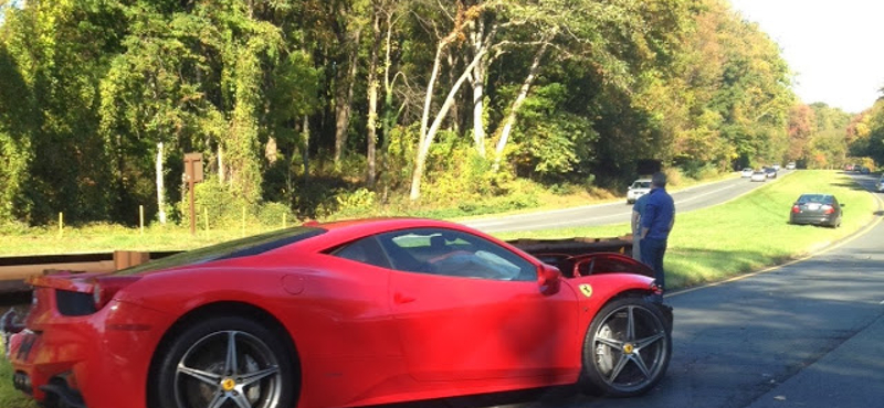 Száguldozott a sofőr, korlátnak csapódott a Ferrari 458 Italia – fotó