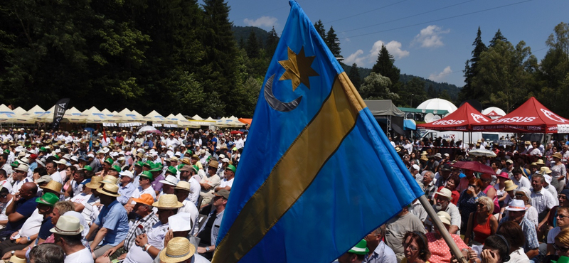 A magyar konzulátusnak is dolgozott a tusványosi nőrángató fotós