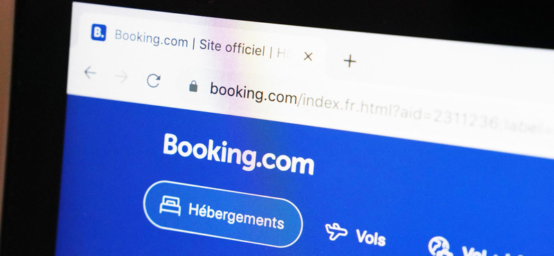 Bocsánatot kért a fizetési botrányért a Booking.com vezére