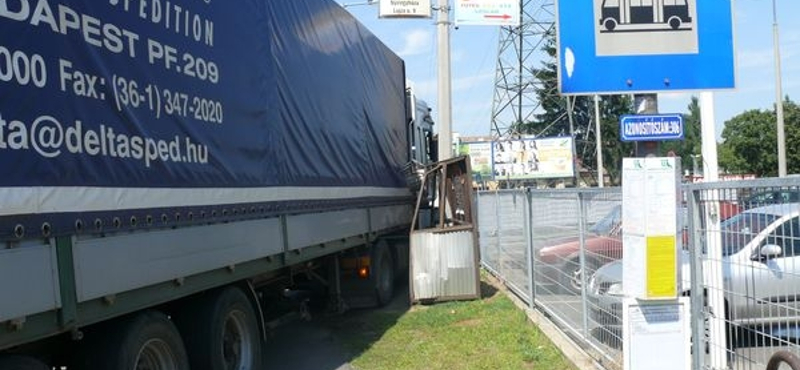 Buszvárót lapított ki a kamion - fotó