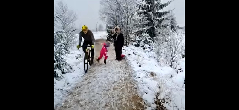 Emlékeznek még a kislányt fellökő bringásra? Most még ő kap kártérítést a gyerek apjától