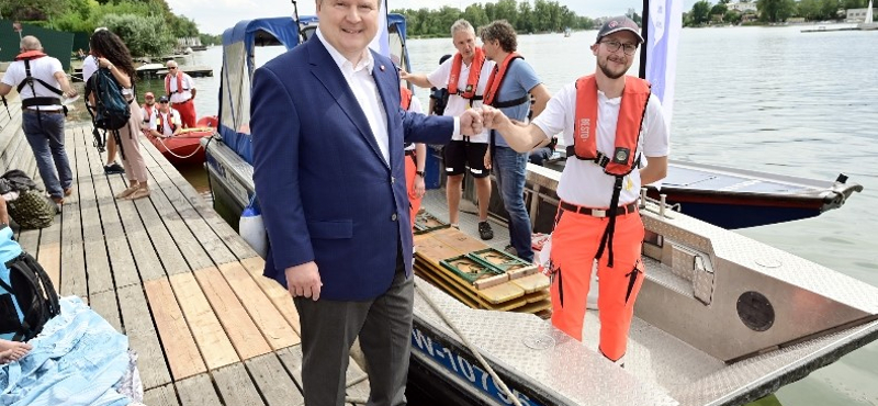 Már hajóról is oltanak Bécsben