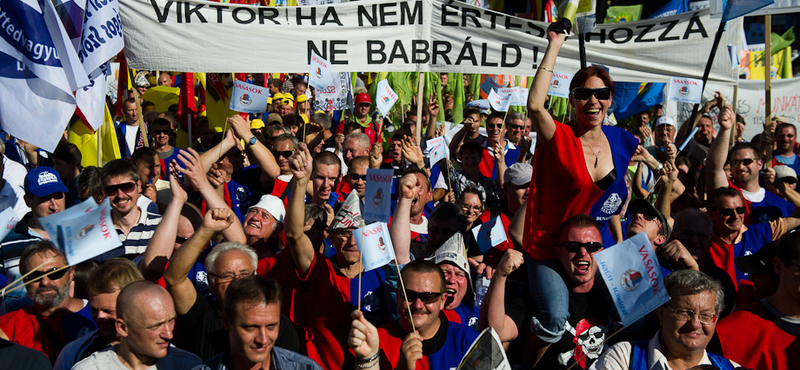 "Utcán Orbán hívei" - a szlovák sajtó a D-Day-ről