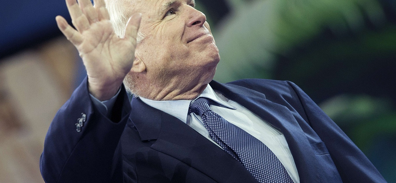 McCain lemondott agydaganatának kezeléséről