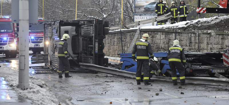 Fotókon a Budaörsi útra zuhant tréler