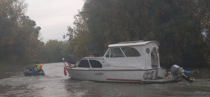 Tehetetlenül sodródott, majd fennakadt a nádasban egy elszabadult lakóhajó a Tisza-tavon – fotók