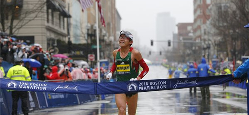 Pandajelmezben edző, illetve abszolút kezdő amatőr okozott meglepetést a bostoni maratonon