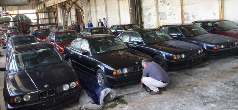 Egy csapatnyi 25 éves, vadonatúj, forgalomba sem hozott BMW-t találtak egy bolgár garázsban