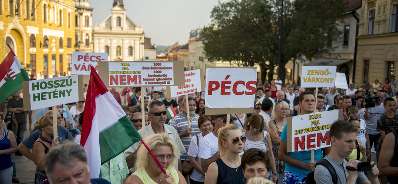 Fotók: A martonfai menekülttábor ellen tüntettek Pécsen