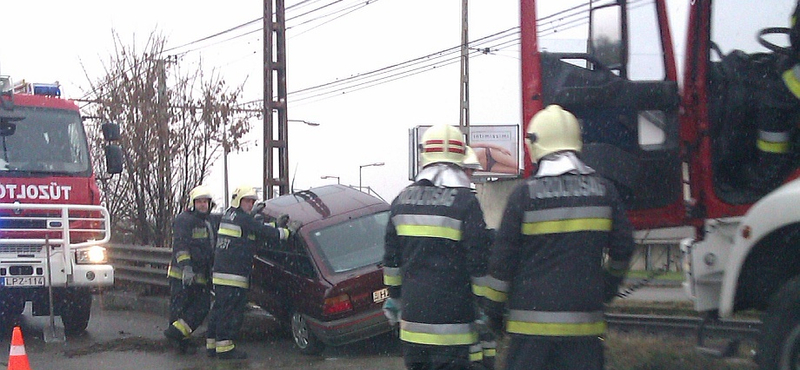 Fotó: szalagkorlátra szaladt egy Ford a Soroksári úton