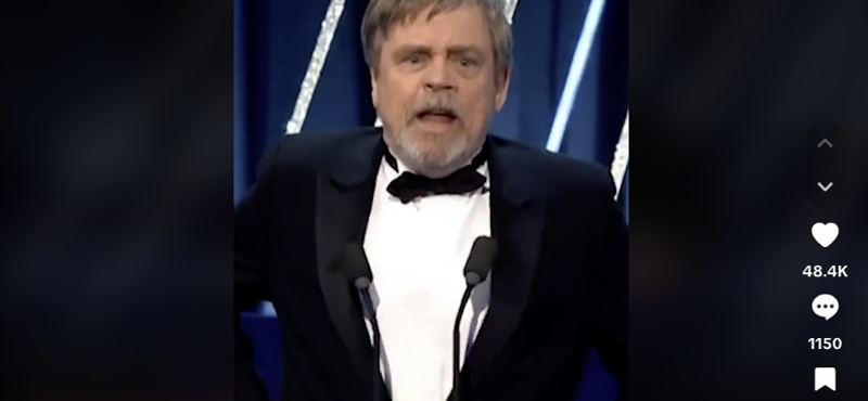 Videón a meghökkentő pillanat, amikor Mark Hamill nadrágja lecsúszott a színpadon 