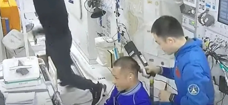 Videóra vették a kínaiak, milyen egy hajvágás az űrben