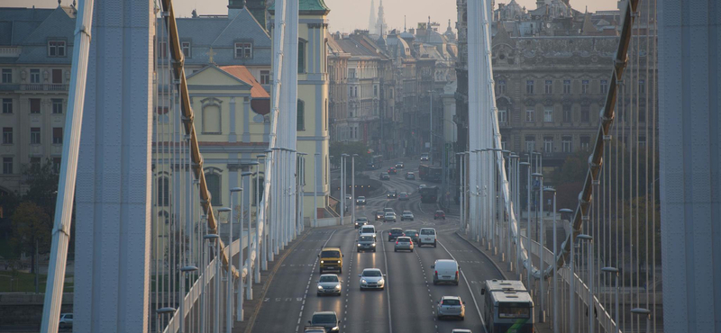 Csúszik a munka, egyelőre maradnak a dugók Budapest belvárosában