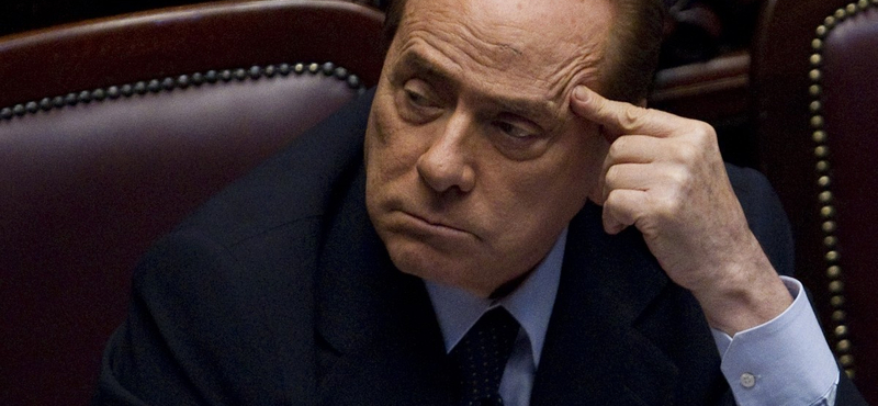 Egy 20 éves modell azt állítja, Berlusconi eljegyezte