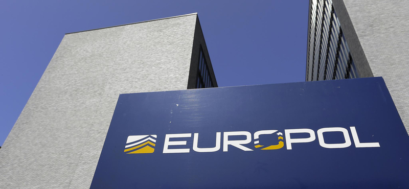 Veszélyes telefonhálózatot üzemeltető bűnözőket kapcsolt le az Europol