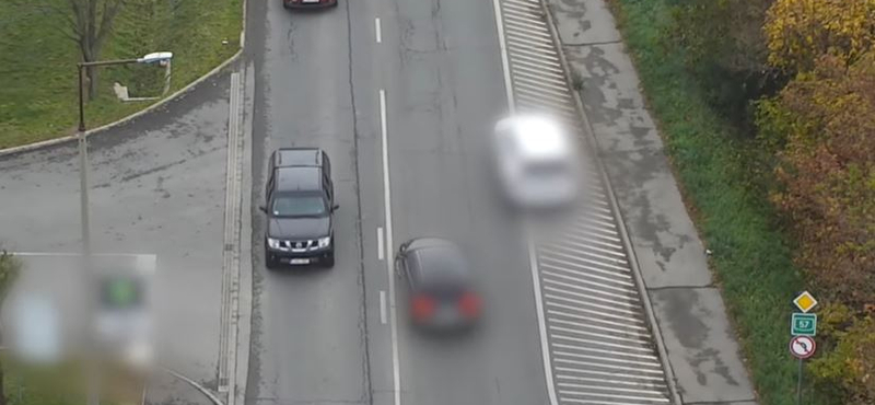 Drónnal figyelték a rendőrök az autósokat, a biztonsági öv hiányát is kiszúrták