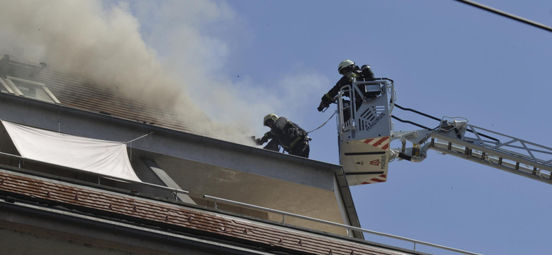 75 tűzoltó oltja a kigyulladt ferencvárosi épületet