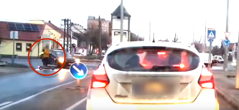 A körforgalomból kijövő autós a zebra közepén csapott el egy rollerest – videó