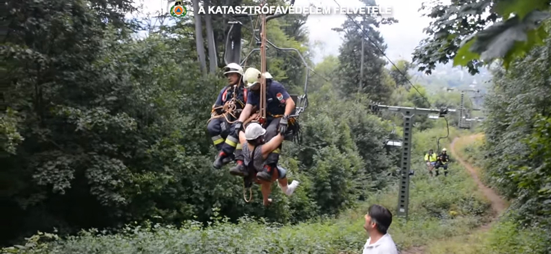 Videó: Libegővel mentettek meg egy bajba jutott kirándulót a tűzoltók