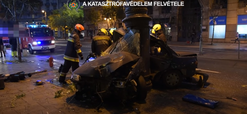 Videó: A katasztrófavédelem küszködik a Kiskörúton oszlopra csavarodott autó roncsával