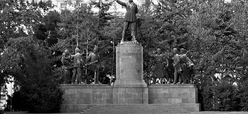 Kossuth téri szobrokat fogadna be Siófok