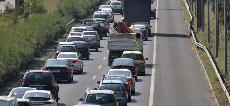 Négy autó ütközött az M7-esen, hatalmas dugó alakult ki