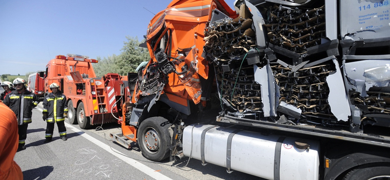 Fotó: Csúnyán összetört az M1-esen ütköző kamion