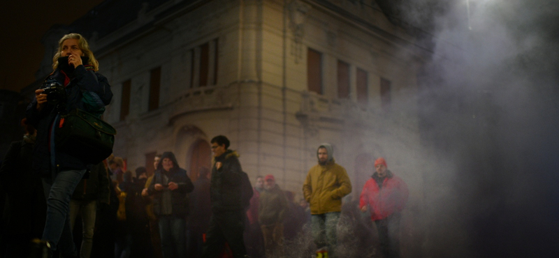 Rendőrség: Az egyik tüntető használt könnygázt