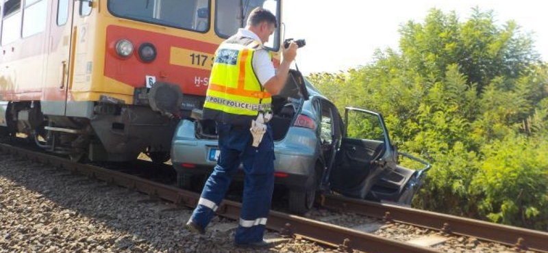 Árokba hajtott a busz, amely a halálos vonatbaleset után vitte tovább az utasokat